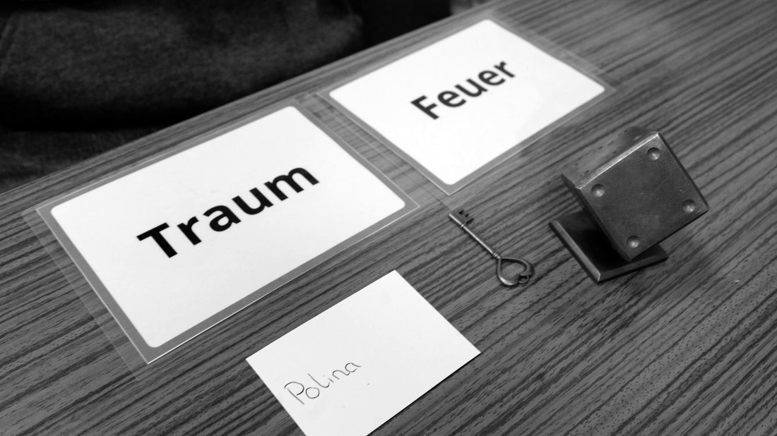 Karten ‚Traum‘ und ‚Feuer‘ neben einem Schlüssel und einem Namensschild