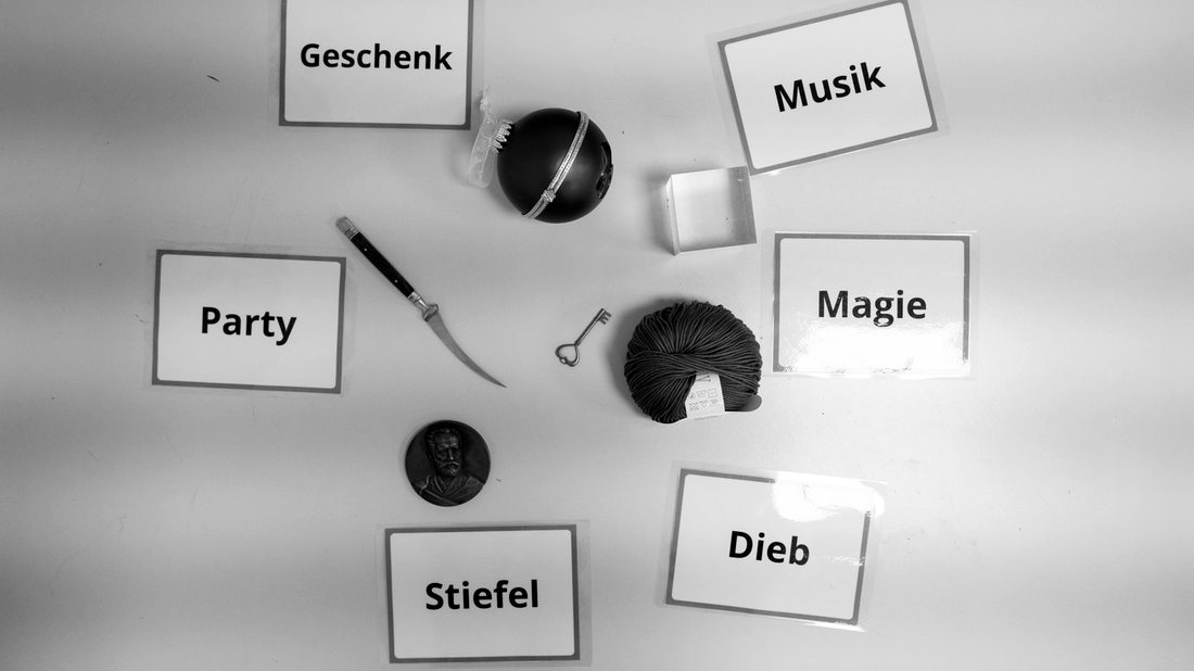 Aufsicht auf Storykarten und konkrete Gegenstände auf einem Tisch