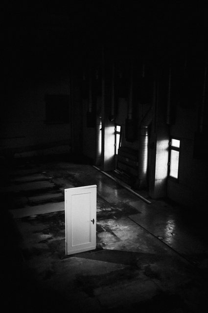 Die Tür — die Tür in der leeren Halle